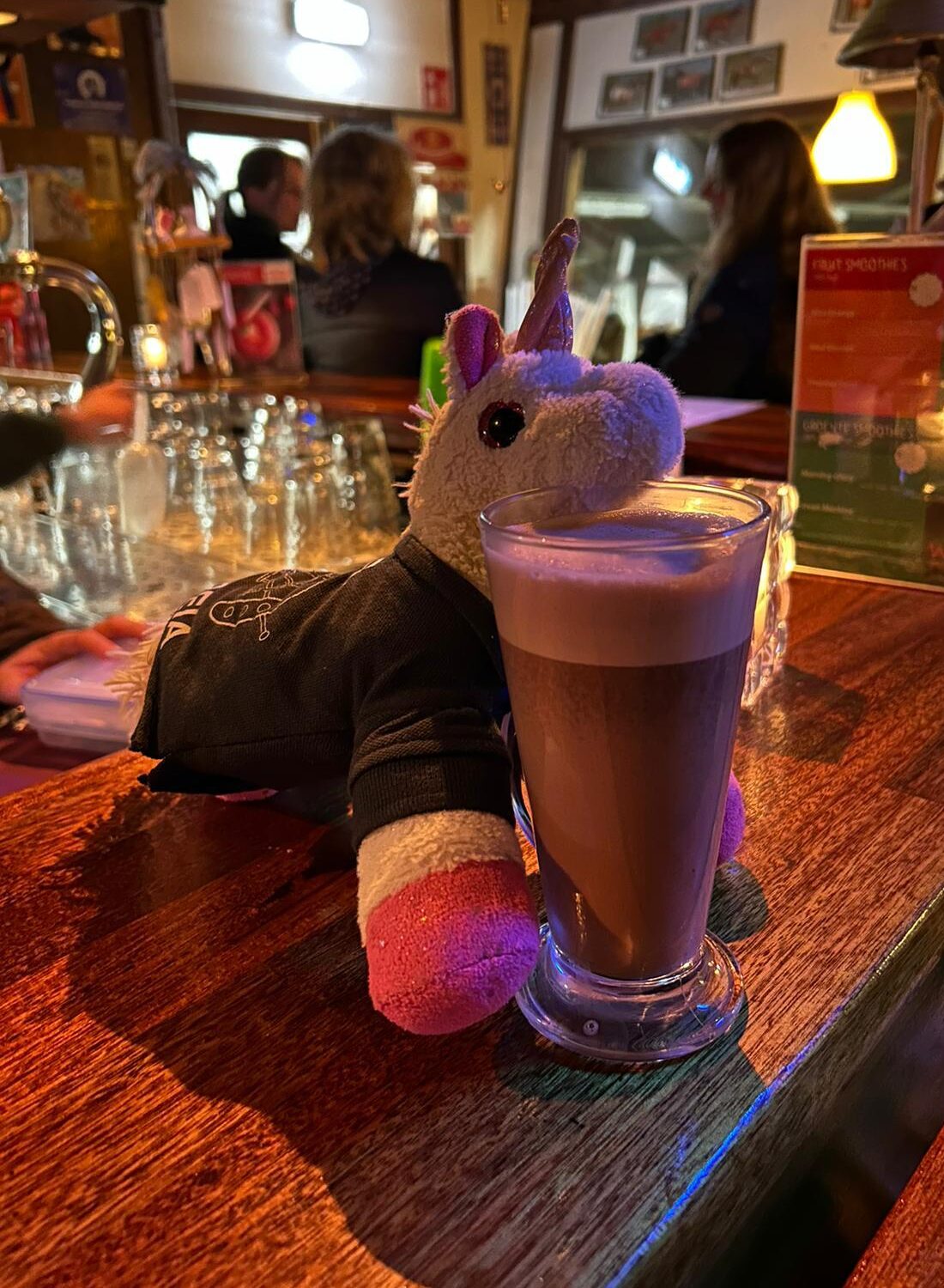 Mascotte Luuk aan de bar